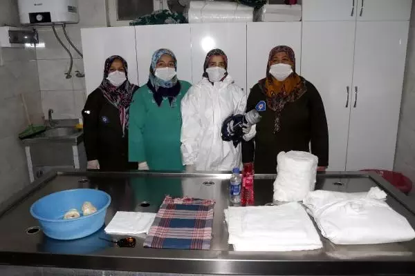 Mesleklerini duyan korkuyor! Kadın gassallar yılda 10 bine yakın cenaze yıkıyor Mesleklerini duyan korkuyor! Kadın gassallar yılda 10 bine yakın cenaze yıkıyor
