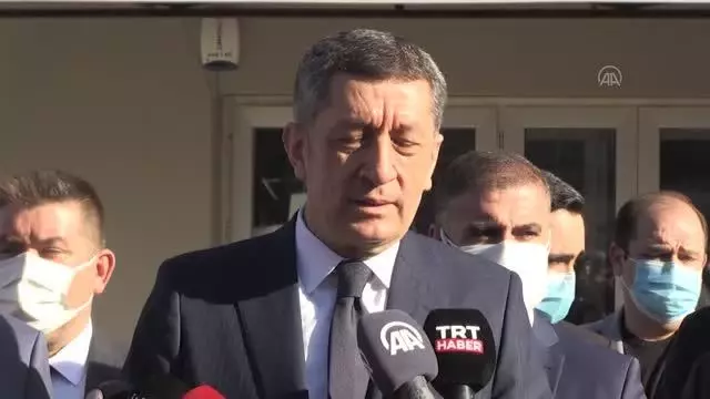 Milli Eğitim Bakanı Ziya Selçuk gazetecilerin sorularını cevapladı Milli Eğitim Bakanı Ziya Selçuk gazetecilerin sorularını cevapladı