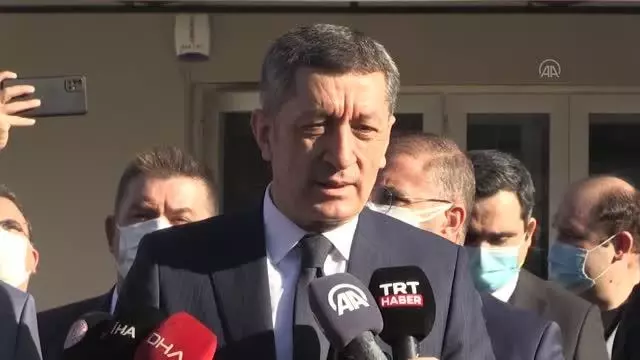 Milli Eğitim Bakanı Ziya Selçuk gazetecilerin sorularını cevapladı Milli Eğitim Bakanı Ziya Selçuk gazetecilerin sorularını cevapladı
