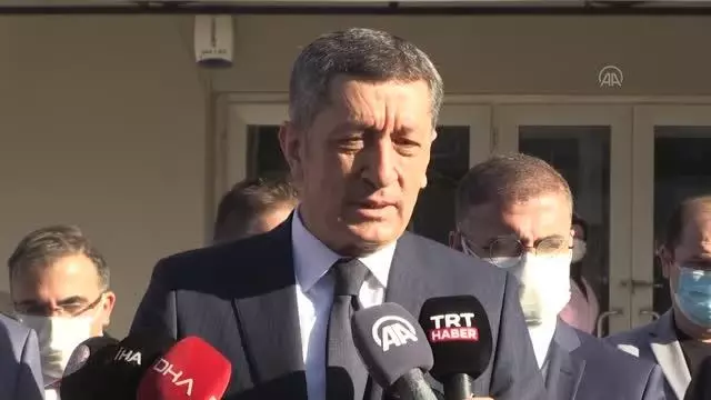 Milli Eğitim Bakanı Ziya Selçuk gazetecilerin sorularını cevapladı Milli Eğitim Bakanı Ziya Selçuk gazetecilerin sorularını cevapladı