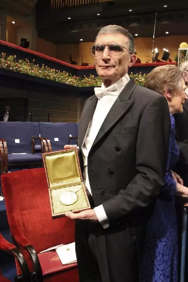 BURSA Nobel Ödüllü Prof. Dr. Aziz Sancar'dan 'Kır Çiçekleri'ne mektup; Başarı sizlerin elinizde BURSA Nobel Ödüllü Prof. Dr. Aziz Sancar'dan 'Kır Çiçekleri'ne mektup; Başarı sizlerin elinizde