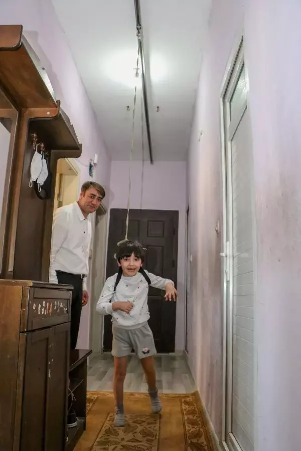 ANTALYA Özge, yeni proteziyle yürümek için kısıtlamada çatıda çalışıyor ANTALYA Özge, yeni proteziyle yürümek için kısıtlamada çatıda çalışıyor