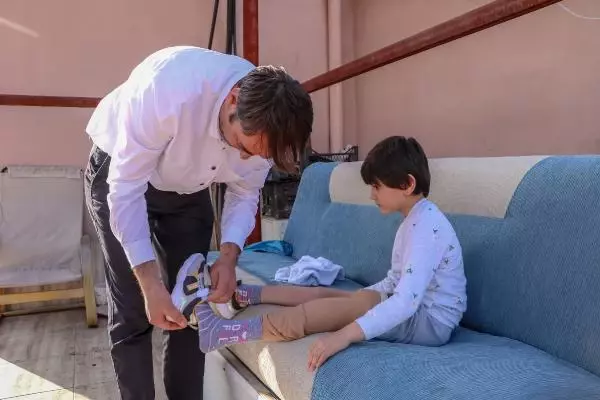 ANTALYA Özge, yeni proteziyle yürümek için kısıtlamada çatıda çalışıyor ANTALYA Özge, yeni proteziyle yürümek için kısıtlamada çatıda çalışıyor