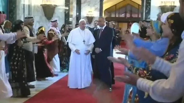 Katoliklerin ruhani lideri Papa Franciscus Irak'ta sevgi gösterisi Katoliklerin ruhani lideri Papa Franciscus Irak'ta sevgi gösterisi