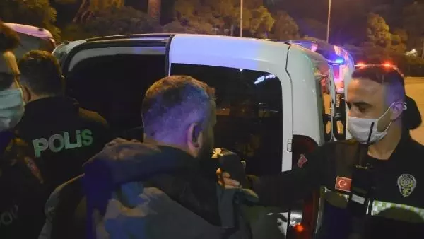 Polisin 'Dur' ihtarına uymayan motosiklet sürücüsü kaza yapınca yakalandı Polisin 'Dur' ihtarına uymayan motosiklet sürücüsü kaza yapınca yakalandı