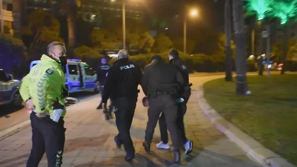 Polisin 'Dur' ihtarına uymayan motosiklet sürücüsü kaza yapınca yakalandı Polisin 'Dur' ihtarına uymayan motosiklet sürücüsü kaza yapınca yakalandı