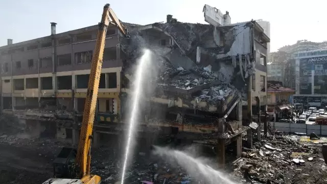 Rize'de yıkımına başlanan bina bir anda yerle bir oldu Rize'de yıkımına başlanan bina bir anda yerle bir oldu