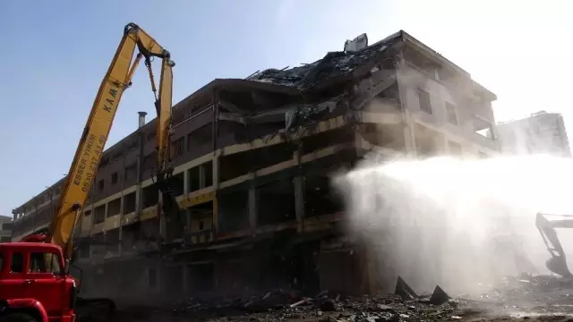 Rize'de yıkımına başlanan bina bir anda yerle bir oldu Rize'de yıkımına başlanan bina bir anda yerle bir oldu