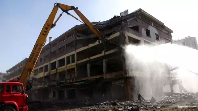 Rize'de yıkımına başlanan bina bir anda yerle bir oldu Rize'de yıkımına başlanan bina bir anda yerle bir oldu