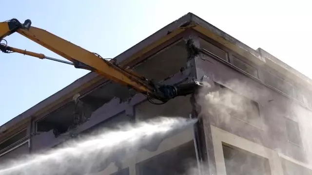 Rize'de yıkımına başlanan bina bir anda yerle bir oldu Rize'de yıkımına başlanan bina bir anda yerle bir oldu