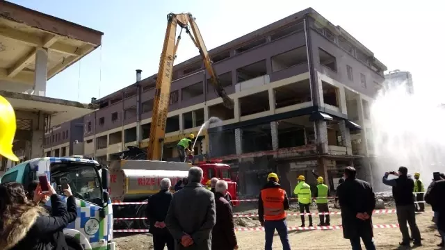 Rize'de yıkımına başlanan bina bir anda yerle bir oldu Rize'de yıkımına başlanan bina bir anda yerle bir oldu