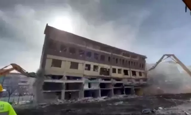 Rize'de yıkımına başlanan bina bir anda yerle bir oldu Rize'de yıkımına başlanan bina bir anda yerle bir oldu