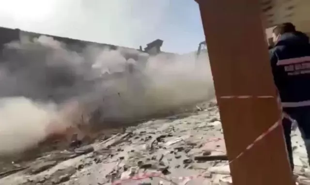 Rize'de yıkımına başlanan bina bir anda yerle bir oldu Rize'de yıkımına başlanan bina bir anda yerle bir oldu