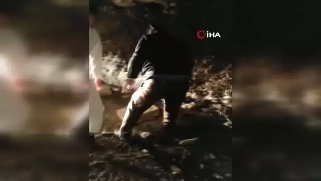 Sağlıkçılar PCR testi almaya giderken taşlar yolu kapattı Sağlıkçılar PCR testi almaya giderken taşlar yolu kapattı