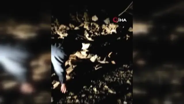 Sağlıkçılar PCR testi almaya giderken taşlar yolu kapattı Sağlıkçılar PCR testi almaya giderken taşlar yolu kapattı