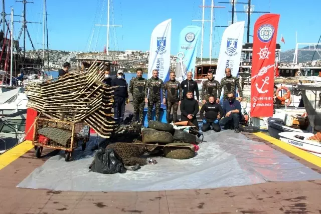 Denizin dibinde yok yok! 20 adet şezlongtan kızartma tavasına kadar onlarca atık var Denizin dibinde yok yok! 20 adet şezlongtan kızartma tavasına kadar onlarca atık var