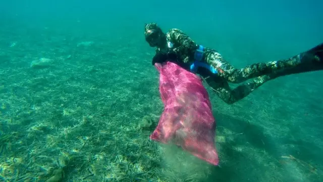 Denizin dibinde yok yok! 20 adet şezlongtan kızartma tavasına kadar onlarca atık var Denizin dibinde yok yok! 20 adet şezlongtan kızartma tavasına kadar onlarca atık var