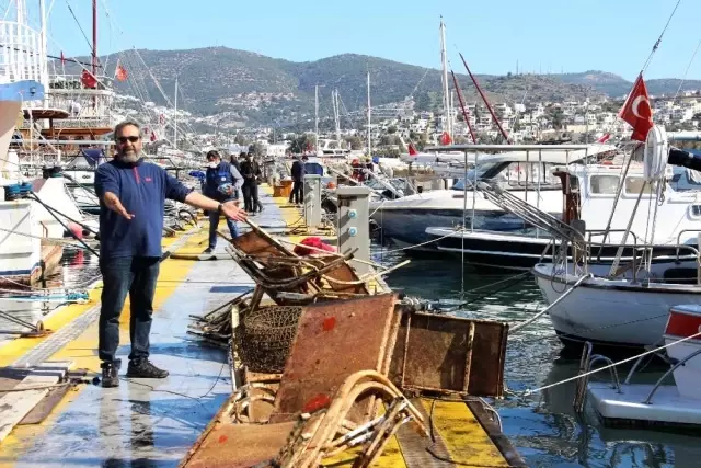 Denizin dibinde yok yok! 20 adet şezlongtan kızartma tavasına kadar onlarca atık var Denizin dibinde yok yok! 20 adet şezlongtan kızartma tavasına kadar onlarca atık var