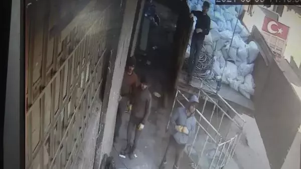 Son dakika haberi! SULTANGAZİ'DE SİLAHLI SALDIRIDA OLAYLA İLGİSİ OLMAYAN PAKİSTANLI AĞIR YARALANDI Son dakika haberi! SULTANGAZİ'DE SİLAHLI SALDIRIDA OLAYLA İLGİSİ OLMAYAN PAKİSTANLI AĞIR YARALANDI