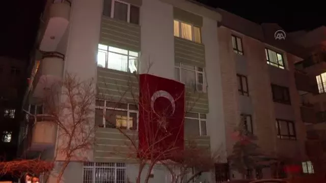 Tatvan'daki helikopter kazasında şehit düşen Albay Şentürk Aydınyer'in Ankara'daki ailesine acı haber ulaştı Tatvan'daki helikopter kazasında şehit düşen Albay Şentürk Aydınyer'in Ankara'daki ailesine acı haber ulaştı