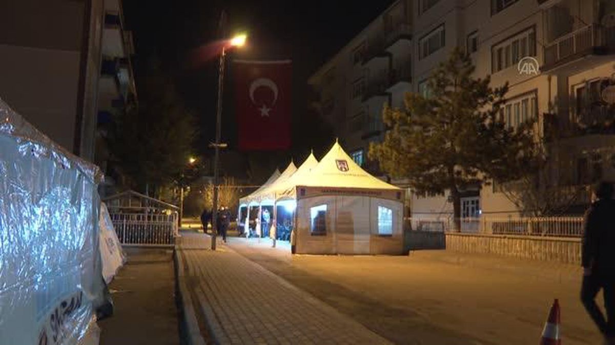 Son dakika haberi... Tatvan'daki helikopter kazasında şehit düşen Kara Pilot Yüzbaşı Gökhan Uysal'ın Ankara'daki ailesine acı haber ulaştı
