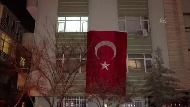 Tatvan'daki helikopter kazasında şehit düşen Albay Şentürk Aydınyer'in Ankara'daki ailesine acı haber ulaştı Tatvan'daki helikopter kazasında şehit düşen Albay Şentürk Aydınyer'in Ankara'daki ailesine acı haber ulaştı