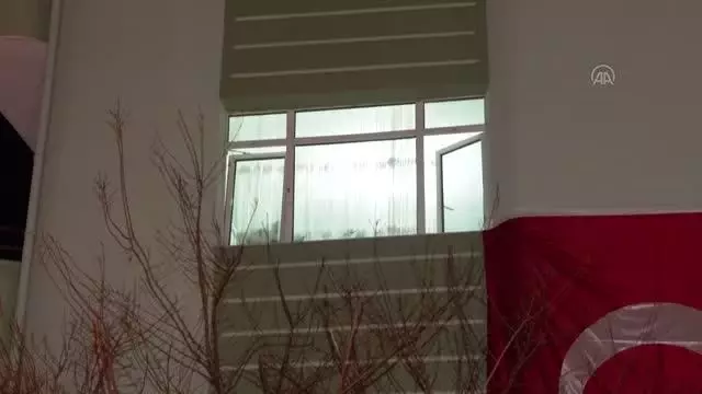 Tatvan'daki helikopter kazasında şehit düşen Albay Şentürk Aydınyer'in Ankara'daki ailesine acı haber ulaştı Tatvan'daki helikopter kazasında şehit düşen Albay Şentürk Aydınyer'in Ankara'daki ailesine acı haber ulaştı