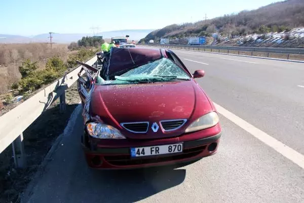 BOLU TIR'a çarpan otomobilde yaralandı BOLU TIR'a çarpan otomobilde yaralandı