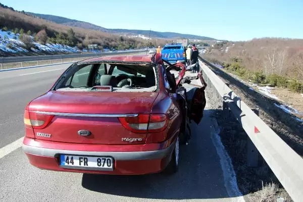 BOLU TIR'a çarpan otomobilde yaralandı BOLU TIR'a çarpan otomobilde yaralandı
