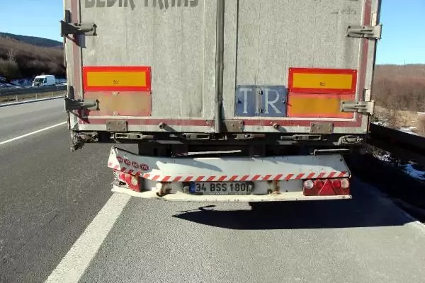 BOLU TIR'a çarpan otomobilde yaralandı BOLU TIR'a çarpan otomobilde yaralandı