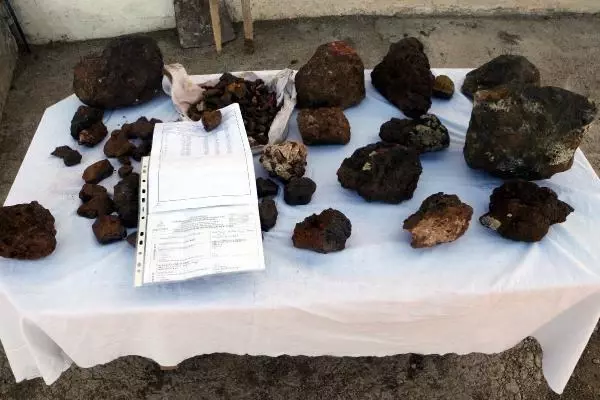 Tokatlı çoban, arazide bulduğu gök taşlarına 200 bin dolar istiyor Tokatlı çoban, arazide bulduğu gök taşlarına 200 bin dolar istiyor
