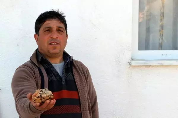 Tokatlı çoban, arazide bulduğu taşın 'gök taşı' olduğunu öğrenince 200 bin dolara satışa çıkardı Tokatlı çoban, arazide bulduğu taşın 'gök taşı' olduğunu öğrenince 200 bin dolara satışa çıkardı