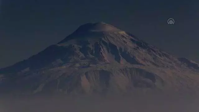 'Türkiye'nin çatısı' olarak nitelendirilen Ağrı Dağı'nın Kars'a yansıyan manzarası ilgi çekiyor 'Türkiye'nin çatısı' olarak nitelendirilen Ağrı Dağı'nın Kars'a yansıyan manzarası ilgi çekiyor