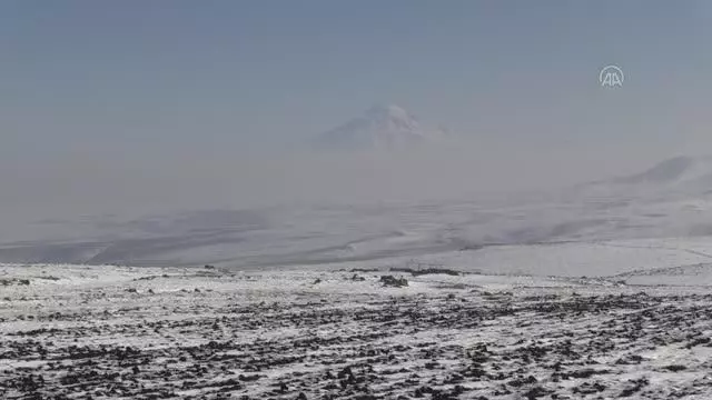 'Türkiye'nin çatısı' olarak nitelendirilen Ağrı Dağı'nın Kars'a yansıyan manzarası ilgi çekiyor 'Türkiye'nin çatısı' olarak nitelendirilen Ağrı Dağı'nın Kars'a yansıyan manzarası ilgi çekiyor