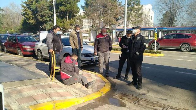 urun dagitiminda tutundugu kamyondan dusup 2 13970974 o
