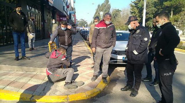 urun dagitiminda tutundugu kamyondan dusup 4 13970974 o