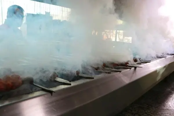 Adanalılar kebabı, pandemi kurallarına uyarak yiyor Adanalılar kebabı, pandemi kurallarına uyarak yiyor