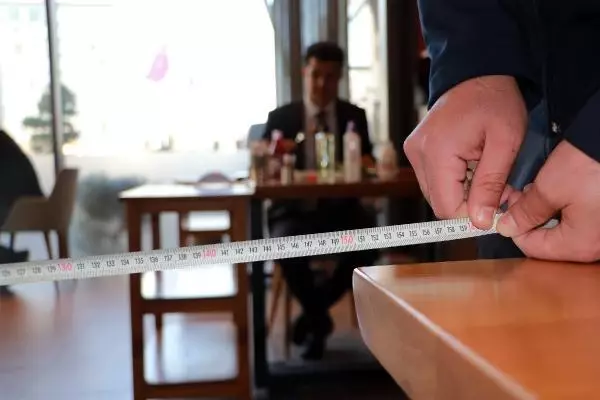 Adanalılar kebabı, pandemi kurallarına uyarak yiyor Adanalılar kebabı, pandemi kurallarına uyarak yiyor