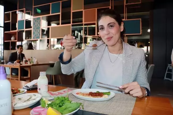 Adanalılar kebabı, pandemi kurallarına uyarak yiyor Adanalılar kebabı, pandemi kurallarına uyarak yiyor