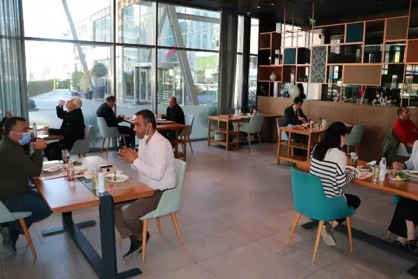 Adanalılar kebabı, pandemi kurallarına uyarak yiyor Adanalılar kebabı, pandemi kurallarına uyarak yiyor