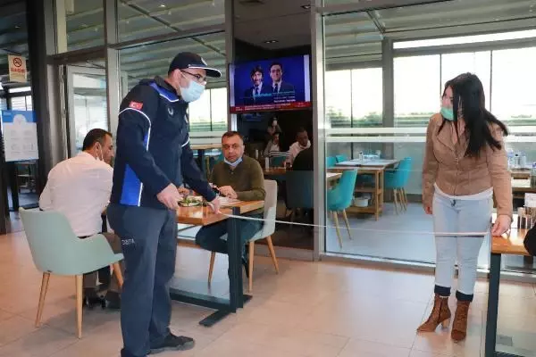 Adanalılar kebabı, pandemi kurallarına uyarak yiyor Adanalılar kebabı, pandemi kurallarına uyarak yiyor