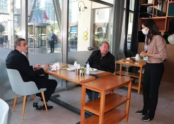 Adanalılar kebabı, pandemi kurallarına uyarak yiyor Adanalılar kebabı, pandemi kurallarına uyarak yiyor