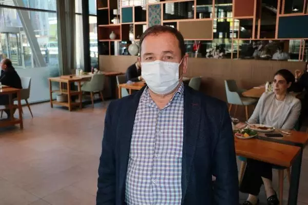 Adanalılar kebabı, pandemi kurallarına uyarak yiyor Adanalılar kebabı, pandemi kurallarına uyarak yiyor