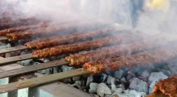 Adanalılar kebabı, pandemi kurallarına uyarak yiyor Adanalılar kebabı, pandemi kurallarına uyarak yiyor