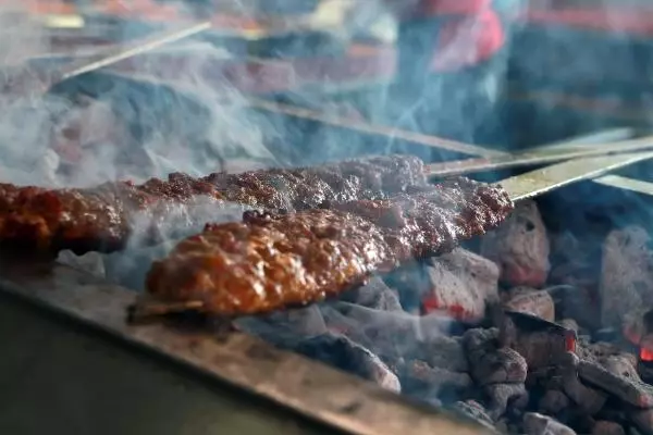 Adanalılar kebabı, pandemi kurallarına uyarak yiyor Adanalılar kebabı, pandemi kurallarına uyarak yiyor