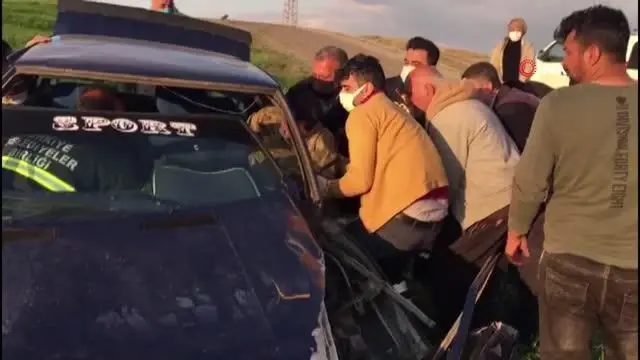 Son dakika haberi | Adıyaman'da iki otomobil kafa kafaya çarpıştı: 1'i ağır 3 yaralı Son dakika haberi | Adıyaman'da iki otomobil kafa kafaya çarpıştı: 1'i ağır 3 yaralı