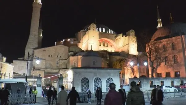 AK PARTİ İSTANBUL İL BAŞKANI KABAKTEPE GENÇLERLE AYASOFYA CAMİ'NDE SABAH NAMAZI KILDI AK PARTİ İSTANBUL İL BAŞKANI KABAKTEPE GENÇLERLE AYASOFYA CAMİ'NDE SABAH NAMAZI KILDI