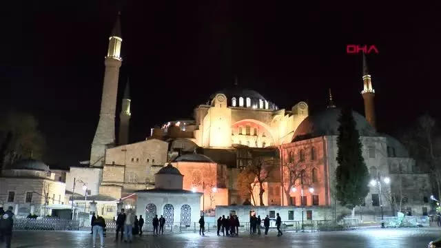 AK PARTİ İSTANBUL İL BAŞKANI KABAKTEPE GENÇLERLE AYASOFYA CAMİ'NDE SABAH NAMAZI KILDI AK PARTİ İSTANBUL İL BAŞKANI KABAKTEPE GENÇLERLE AYASOFYA CAMİ'NDE SABAH NAMAZI KILDI