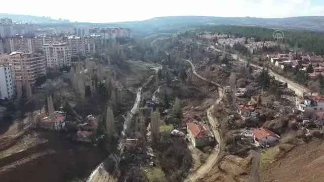 Ankara Büyükşehir Belediyesi ekipleri, yıkılan gecekondulardan kalan atıkları temizliyor Ankara Büyükşehir Belediyesi ekipleri, yıkılan gecekondulardan kalan atıkları temizliyor