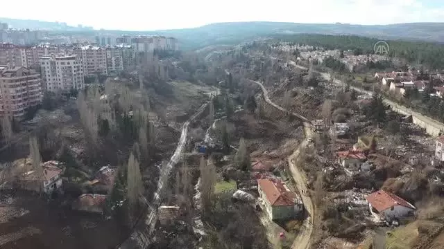 Ankara Büyükşehir Belediyesi ekipleri, yıkılan gecekondulardan kalan atıkları temizliyor Ankara Büyükşehir Belediyesi ekipleri, yıkılan gecekondulardan kalan atıkları temizliyor